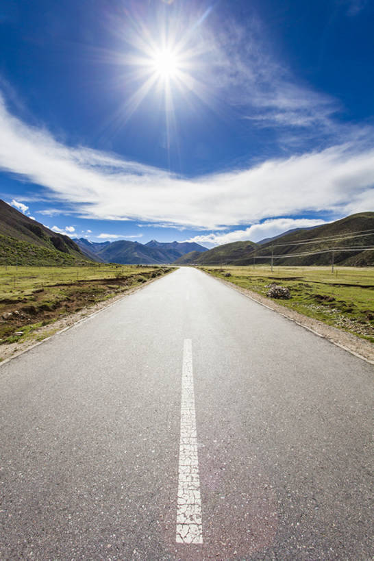 无人,竖图,室外,白天,留白,背景,旅游,度假,美景,山,山脉,太阳,道路,高速公路,路,公路,中国,亚洲,直线,地平线,地形,景观,路边,山顶,云,辽阔,分界线,地面,交通,方向,娱乐,西藏,蓝色,风景,天空,自然,享受,休闲,广阔,景色,放松,运输,摄影,宁静,一望无际,迅速,山脊,大道,自然风光,延伸,东亚,西藏自治区,地貌,天地相交,无边无际,一马平川,罕见,荒僻,偏僻,偏远,遥远,自然地理,冷僻,马路,彩图,没影点,汽车广告背景图,bj175