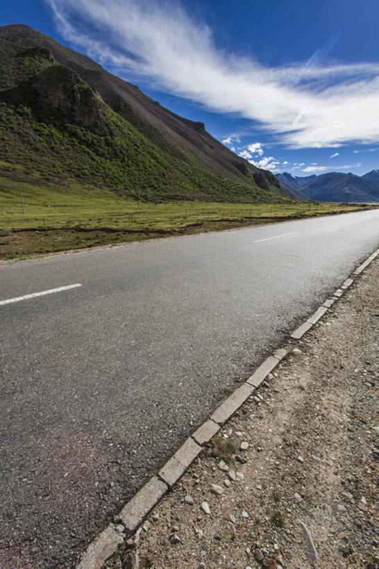 无人,竖图,室外,白天,留白,背景,旅游,度假,美景,山,山脉,道路,高速公路,路,公路,中国,亚洲,直线,地平线,地形,景观,路边,山顶,云,辽阔,分界线,地面,交通,方向,娱乐,西藏,蓝色,风景,天空,自然,享受,休闲,广阔,景色,放松,运输,摄影,宁静,一望无际,迅速,山脊,大道,自然风光,延伸,东亚,西藏自治区,地貌,天地相交,无边无际,一马平川,罕见,荒僻,偏僻,偏远,遥远,自然地理,冷僻,马路,彩图,汽车广告背景图,bj175