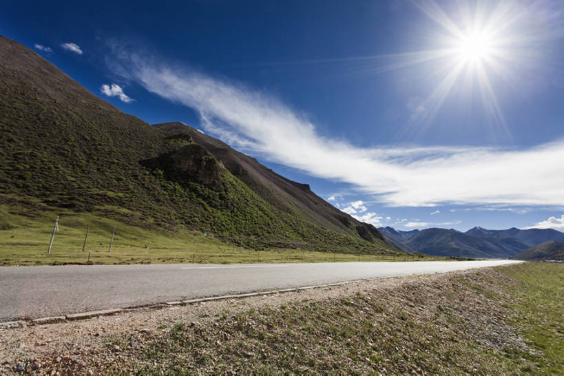 无人,横图,室外,白天,背景,旅游,度假,美景,山,山脉,太阳,道路,高速公路,路,公路,中国,亚洲,直线,地平线,地形,景观,路边,山顶,云,辽阔,分界线,地面,交通,方向,娱乐,西藏,蓝色,风景,天空,自然,享受,休闲,广阔,景色,放松,运输,摄影,宁静,一望无际,迅速,山脊,大道,自然风光,延伸,东亚,西藏自治区,地貌,天地相交,无边无际,一马平川,罕见,荒僻,偏僻,偏远,遥远,自然地理,冷僻,马路,彩图,汽车广告背景图,bj175
