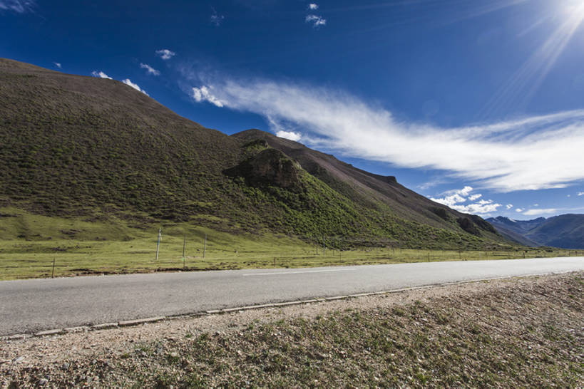 无人,横图,室外,白天,背景,旅游,度假,美景,山,山脉,道路,高速公路,路,公路,日光,中国,亚洲,直线,地平线,地形,景观,路边,山顶,云,辽阔,分界线,地面,交通,方向,娱乐,西藏,蓝色,风景,天空,自然,享受,休闲,广阔,景色,放松,运输,摄影,宁静,一望无际,迅速,山脊,大道,自然风光,延伸,东亚,西藏自治区,地貌,天地相交,无边无际,一马平川,罕见,荒僻,偏僻,偏远,遥远,自然地理,冷僻,马路,彩图,汽车广告背景图,bj175