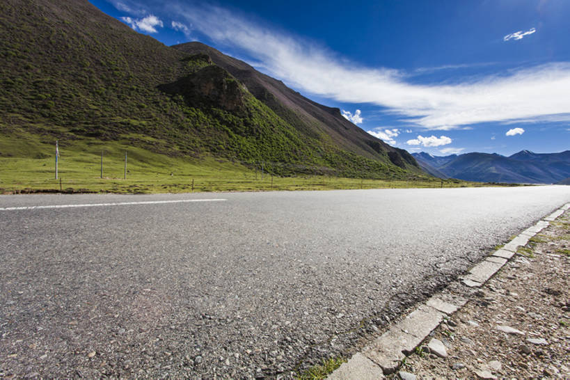 无人,横图,室外,白天,留白,背景,正面,旅游,度假,美景,山,山脉,道路,高速公路,路,公路,中国,亚洲,直线,地平线,地形,景观,路边,山顶,云,辽阔,分界线,地面,交通,方向,娱乐,西藏,蓝色,风景,天空,自然,享受,休闲,广阔,景色,放松,运输,摄影,宁静,一望无际,迅速,山脊,大道,自然风光,延伸,东亚,西藏自治区,地貌,天地相交,无边无际,一马平川,罕见,荒僻,偏僻,偏远,遥远,自然地理,冷僻,马路,彩图,汽车广告背景图,bj175