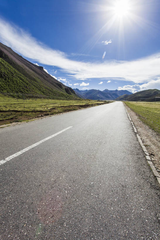 无人,竖图,室外,白天,留白,背景,旅游,度假,美景,山,山脉,太阳,道路,高速公路,路,公路,中国,亚洲,直线,地平线,地形,景观,路边,山顶,云,辽阔,分界线,地面,交通,方向,娱乐,西藏,蓝色,风景,天空,自然,享受,休闲,广阔,景色,放松,运输,摄影,宁静,一望无际,迅速,山脊,大道,自然风光,延伸,东亚,西藏自治区,地貌,天地相交,无边无际,一马平川,罕见,荒僻,偏僻,偏远,遥远,自然地理,冷僻,马路,彩图,没影点,汽车广告背景图,bj175