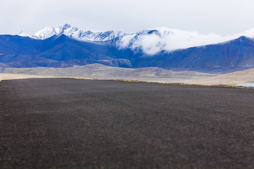 无人,横图,室外,白天,留白,背景,正面,旅游,度假,美景,山,山脉,雪,雪山,道路,高速公路,路,公路,中国,亚洲,覆盖,地平线,地形,景观,路边,山顶,云,辽阔,地面,交通,方向,娱乐,西藏,风景,自然,享受,休闲,广阔,景色,放松,运输,摄影,宁静,一望无际,迅速,山脊,大道,自然风光,延伸,东亚,西藏自治区,地貌,天地相交,无边无际,一马平川,罕见,荒僻,偏僻,偏远,遥远,自然地理,冷僻,马路,彩图,旅行,汽车广告背景图,bj175