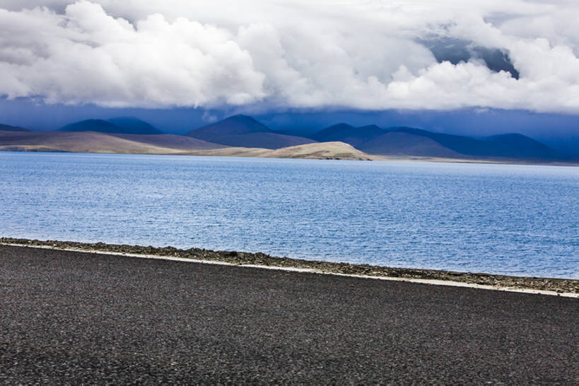 无人,横图,室外,白天,背景,旅游,度假,湖,美景,山,山脉,道路,高速公路,路,公路,中国,亚洲,直线,地平线,地形,景观,路边,山顶,云,辽阔,地面,交通,方向,娱乐,西藏,风景,天空,自然,享受,休闲,广阔,景色,放松,运输,摄影,宁静,一望无际,迅速,山脊,大道,自然风光,延伸,东亚,西藏自治区,地貌,天地相交,无边无际,一马平川,罕见,荒僻,偏僻,偏远,遥远,自然地理,冷僻,马路,彩图,旅行,汽车广告背景图,bj175