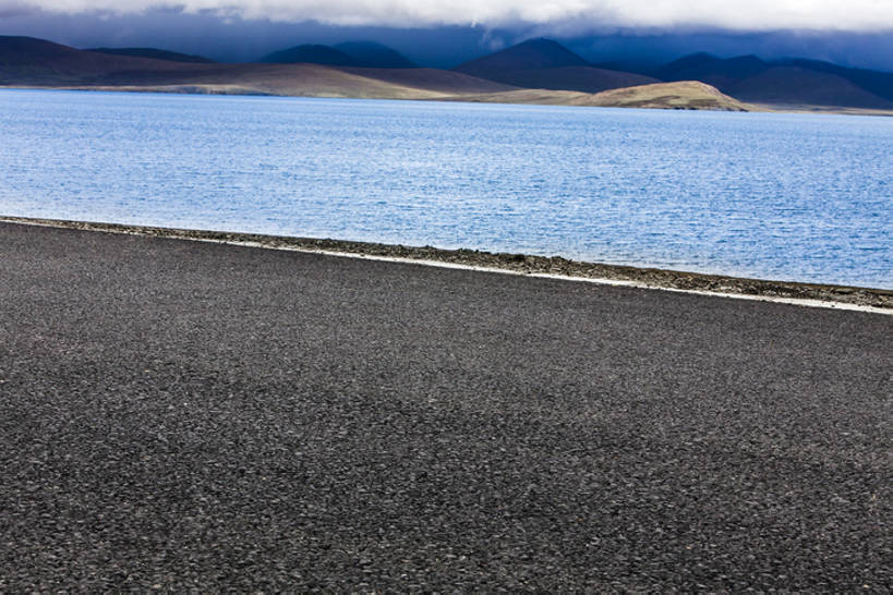 无人,横图,室外,白天,留白,背景,正面,旅游,度假,湖,美景,山,山脉,道路,高速公路,路,公路,中国,亚洲,直线,地平线,地形,景观,路边,山顶,辽阔,地面,交通,方向,娱乐,西藏,风景,自然,享受,休闲,广阔,景色,放松,运输,摄影,宁静,一望无际,迅速,山脊,大道,自然风光,延伸,东亚,西藏自治区,地貌,天地相交,无边无际,一马平川,罕见,荒僻,偏僻,偏远,遥远,自然地理,冷僻,马路,彩图,旅行,汽车广告背景图,bj175