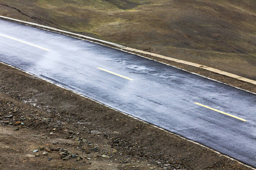 无人,横图,室外,白天,背景,旅游,度假,美景,山,山脉,道路,高速公路,路,公路,中国,亚洲,直线,地形,景观,路边,山路,分界线,交通,倾斜,方向,娱乐,西藏,风景,自然,享受,休闲,景色,放松,运输,摄影,双黄线,宁静,迅速,山脊,大道,贫瘠,自然风光,东亚,西藏自治区,地貌,罕见,荒僻,偏僻,偏远,遥远,自然地理,冷僻,马路,彩图,汽车广告背景图,bj175