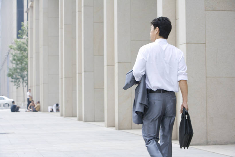 东方人,成年人,中年人,商务人士,商务男性,横图,室外,白天,留白,衬衫,商务,成功,信心,城市,中国,亚洲,捆扎,套装,服装,公文包,人行道,领带,拿着,外套,背面,衣服,职业,办公大楼,服饰,夹克,象征,衣着,早晨,庄重,夹克衫,穿着,都市风光,运送,决心,商务装,身份,市区,工薪阶层,东亚,北京市,正式,地位,衣饰,茄克,金融区,男人,男性,中年男性,亚洲人,中国人,白领,上班族,外衣,步行,彩图,全身,衬衣,短外衣,北京CBD,办公室职员,bj175