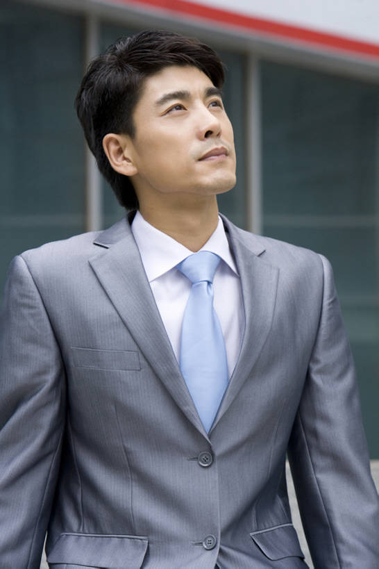 东方人,成年人,中年人,一个人,商务人士,商务男性,竖图,室外,白天,留白,正面,仰视,衬衫,商务,计划,城市,中国,亚洲,仅一个男性,仅一个人,仅一个中年男性,捆扎,套装,领带,拿着,注视,观察,看,靠,靠着,职业,思考,办公大楼,想,沉思,观看,察看,象征,早晨,庄重,都市风光,关注,商务装,身份,工薪阶层,东亚,北京市,正式,地位,筹划,打算,认真,男人,男性,中年男性,亚洲人,中国人,白领,上班族,半身,彩图,低角度拍摄,衬衣,办公室职员,bj175