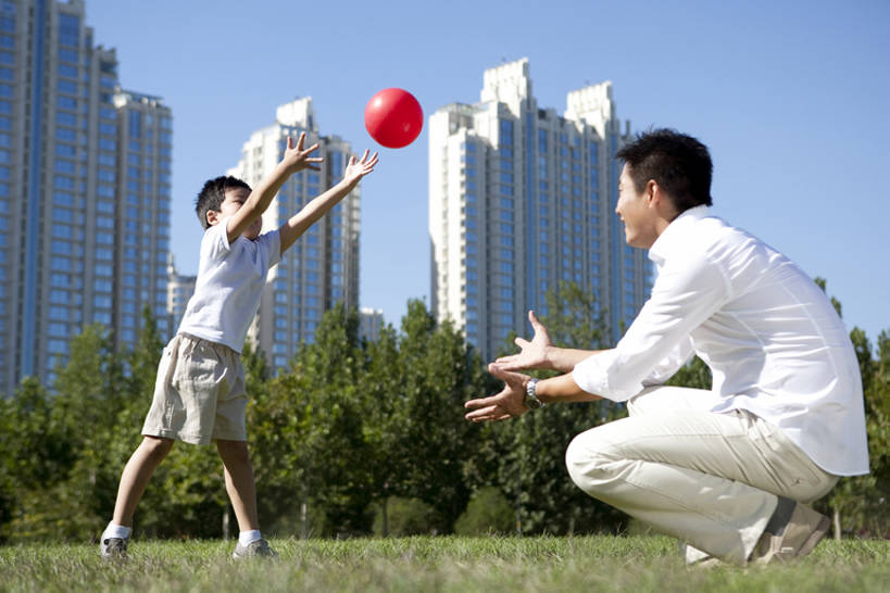 东方人,儿童,两个人,家庭,父母,父亲,儿子,站,笑,微笑,露齿笑,横图,竖图,室外,白天,留白,侧面,游戏,快乐,兴奋,自由,纯洁,草地,草原,建筑,玩具,中国,亚洲,连接,庭院,田地,半空,玩,娱乐,刺激,草,树,小孩,停车,红色,蓝色,绿色,白色,天空,自然,社区,春天,站着,休闲,健康,球体,温暖,温馨,父子,一家人,面对面,季节,可爱,童年,童趣,生活方式,活动,接,和睦,享乐,愉悦,越过,发泄,关爱,消遣,智力,童真,东亚,烂漫,无邪,万里无云,北京市,宣泄,无忧无虑,天真,铁饼,男孩,男人,男性,年轻男性,亚洲人,中国人,孩子,年轻人,休闲活动,玩耍,嬉戏,站立,彩图,全身,爱,深情,融洽,男生,挨着,bj175