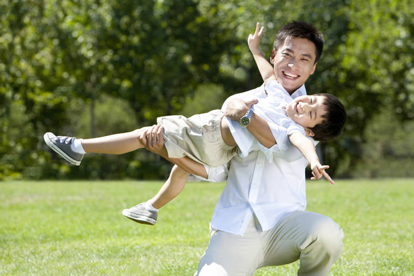 东方人,儿童,两个人,家庭,父母,父亲,儿子,站,蹲,笑,微笑,露齿笑,横图,竖图,室外,白天,正面,T恤衫,旅游,度假,游戏,快乐,兴奋,纯洁,草地,美景,中国,亚洲,连接,庭院,景观,田地,半空,玩,T恤,注视,娱乐,刺激,草,树,小孩,停车,绿色,白色,自然,社区,观察,看,手势,站着,享受,休闲,健康,温暖,温馨,父子,一家人,景色,放松,可爱,同意,童年,童趣,生活方式,观看,活动,和睦,察看,享乐,发泄,关爱,关注,消遣,运送,智力,近景,自然风光,亲情,和平,童真,东亚,烂漫,无邪,北京市,宣泄,无忧无虑,天真,男孩,男人,男性,年轻男性,亚洲人,中国人,孩子,年轻人,休闲活动,玩耍,嬉戏,站立,张开手臂,彩图,爱,欢乐,深情,融洽,男生,打手势,V字手势,挨着,bj175