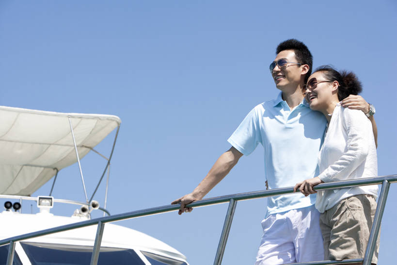 东方人,成年人,两个人,夫妻,丈夫,妻子,栏杆,站,笑,微笑,露齿笑,横图,室外,白天,留白,正面,T恤衫,爱情,锻炼,旅游,度假,快乐,自由,友谊,幸福,纯洁,比赛,运动,竞争,海洋,船,三亚,日光,中国,亚洲,行人,游客,游人,连接,短裤,服装,并排,游艇,浪漫,联系,T恤,注视,休闲装,娱乐,路人,旅客,刺激,衣服,蓝色,风景,天空,太阳镜,夏天,观察,看,张嘴,享受,休闲,舒服,温暖,温馨,短袖,恩爱,放松,可爱,童年,童趣,搭,约会,财富,运输,恋人,服饰,生活方式,观看,宁静,甲板,和睦,察看,高雅,舒适,优美,享乐,体育运动,衣着,穿着,搭着,关爱,关注,华贵,张大嘴巴,童真,东亚,烂漫,无邪,陪同,海南岛,万里无云,衣饰,陪伴,异性恋,过客,无忧无虑,体育,天真,男人,男性,年轻男性,年轻女性,女人,女性,亚洲人,中国人,年轻人,夫妇,情侣,张开嘴,休闲活动,触摸,半身,健身,旅行,爱,欢乐,深情,伴侣,和蔼,融洽,挨着,伴随,bj175