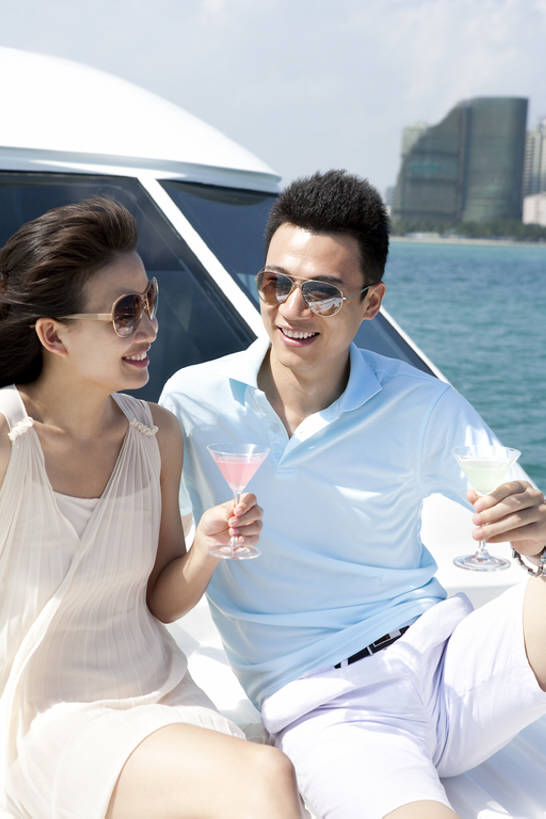 东方人,两个人,夫妻,丈夫,妻子,坐,笑,微笑,露齿笑,竖图,室外,白天,正面,T恤衫,爱情,锻炼,旅游,度假,快乐,自由,友谊,幸福,旅途,比赛,运动,竞争,海洋,水,船,三亚,日光,中国,亚洲,喝,连接,短裤,并排,地平线,海岸线,水平线,云,游艇,酒类,浪漫,联系,T恤,拿着,休闲装,娱乐,刺激,酒,饮料,蓝色,风景,太阳镜,夏天,亲昵,享受,休闲,舒服,温暖,温馨,面对面,短袖,恩爱,放松,举杯,约会,财富,运输,恋人,生活方式,宁静,甲板,和睦,高雅,酷,舒适,享乐,体育运动,华贵,东亚,马提尼,陪同,海南岛,陪伴,异性恋,无忧无虑,清水市,体育,马提尼酒杯,男人,男性,年轻男性,年轻女性,女人,女性,亚洲人,中国人,年轻人,夫妇,情侣,休闲活动,说话,半身,健身,旅行,爱,欢乐,深情,伴侣,融洽,太阳裙,挨着,伴随,bj175
