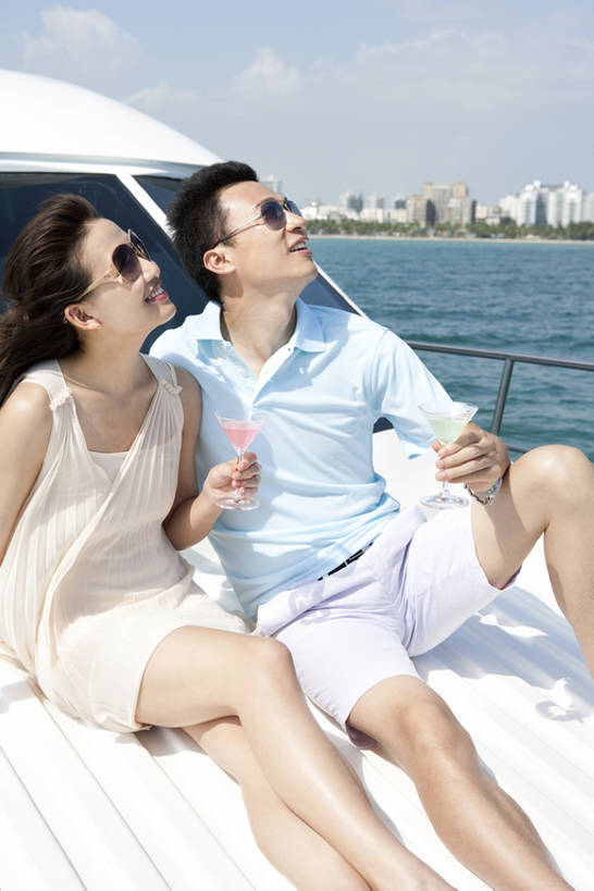 东方人,两个人,夫妻,丈夫,妻子,坐,笑,微笑,露齿笑,竖图,室外,白天,正面,T恤衫,爱情,锻炼,旅游,度假,快乐,自由,友谊,幸福,旅途,比赛,运动,竞争,海洋,水,船,三亚,日光,中国,亚洲,喝,连接,短裤,并排,地平线,海岸线,水平线,云,游艇,酒类,浪漫,联系,二郎腿,T恤,拿着,注视,休闲装,娱乐,刺激,酒,饮料,蓝色,风景,太阳镜,夏天,观察,看,亲昵,向上看,享受,休闲,舒服,温暖,温馨,短袖,恩爱,放松,举杯,约会,财富,运输,恋人,生活方式,观看,宁静,甲板,和睦,察看,高雅,酷,舒适,享乐,体育运动,关注,华贵,东亚,马提尼,陪同,海南岛,陪伴,异性恋,无忧无虑,清水市,体育,马提尼酒杯,男人,男性,年轻男性,年轻女性,女人,女性,亚洲人,中国人,年轻人,夫妇,情侣,休闲活动,健身,旅行,爱,欢乐,深情,伴侣,融洽,太阳裙,挨着,伴随,bj175