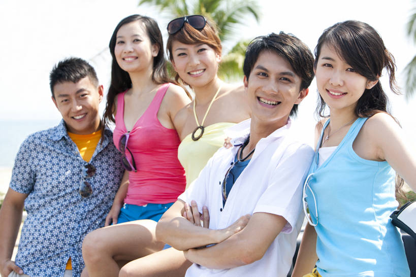 东方人,人群,笑,双手交叉,微笑,露齿笑,横图,室外,白天,正面,衬衫,旅游,度假,时尚,快乐,兴奋,友谊,幸福,海洋,美景,棕榈树,三亚,日光,中国,亚洲,五个人,行人,游客,游人,连接,短裤,服装,并排,海岸线,景观,注视,休闲装,娱乐,路人,旅客,刺激,衣服,风景,蓝天,自然,太阳镜,夏天,观察,看,站着,享受,休闲,短袖,景色,放松,乐趣,亲密,财富,摄影,服饰,生活方式,观看,察看,双手抱胸,舒适,热带气候,享乐,衣着,穿着,关注,自然风光,东亚,陪同,海南岛,衣饰,陪伴,过客,无忧无虑,团结,男人,男性,年轻男性,年轻女性,女人,女性,亚洲人,中国人,年轻人,海滩,休闲活动,椰子树,坐着,半身,彩图,旅行,欢乐,伴随,bj175