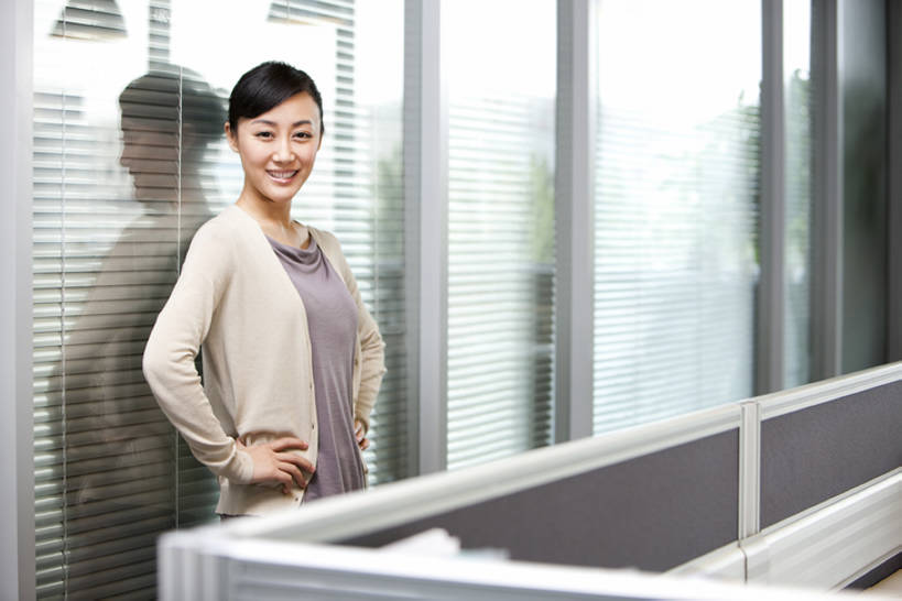 东方人,成年人,一个人,商务人士,商务女性,办公室,笑,微笑,露齿笑,横图,室内,白天,正面,商务,快乐,满意,幸福,骄傲,成功,信心,北京,中国,亚洲,仅一个年轻女性,仅一个女性,仅一个人,工作,走廊,注视,现代,手叉腰,叉腰,观察,看,站着,职业,管理员,摄影,观看,支撑,察看,双手叉腰,企业,公司,关注,隔间,肖像,东亚,可靠,责任,认真,信任,年轻女性,女人,女性,亚洲人,中国人,年轻人,白领,半身,彩图,办公室职员,bj175