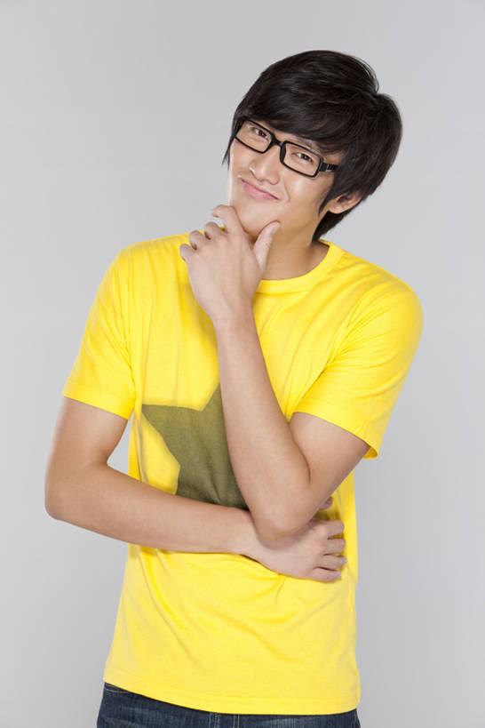 东方人,一个人,站,举,微笑,竖图,室内,白色背景,正面,快乐,幸福,信心,北京,中国,亚洲,仅一个男性,仅一个人,撑,眼镜,倾斜,T恤,托腮,注视,休闲装,仅一个年轻男性,白色,观察,看,托,思考,表情,个性,想,摄影,影棚,观看,察看,享乐,关注,托下巴,摄影棚,肖像,歪,东亚,无忧无虑,男人,男性,年轻男性,亚洲人,中国人,年轻人,举起,举手,举着,向上举,向上伸,向上托,半身,彩图,影棚拍摄,欢乐,拍摄,bj175