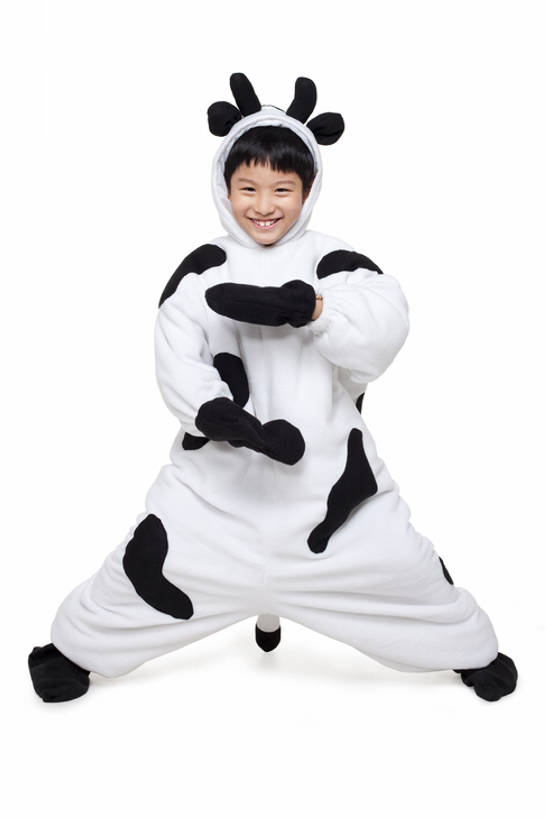 东方人,儿童,一个人,站,举,笑,微笑,露齿笑,竖图,室内,白色背景,正面,民族服装,锻炼,快乐,幸福,纯洁,运动,武术,牛,北京,中国,亚洲,仅一个男性,仅一个人,花纹,服装,乳牛,古典,注视,文化,传统,小孩,衣服,动物,观察,看,手势,托,仅一个小孩,家畜,放松,个性,活力,可爱,力量,平衡,童年,童趣,摄影,服饰,牲畜,影棚,观看,张开双腿,古装,协调,察看,享乐,关注,中国文化,摄影棚,斑纹,肖像,武打,童真,东亚,烂漫,无邪,武功,韵味,展开双腿,无忧无虑,体育,天真,男孩,男人,男性,亚洲人,中国人,孩子,休闲活动,奶牛,举起,举手,举着,向上举,向上伸,向上托,彩图,全身,影棚拍摄,传统服装,民俗服,健身,装扮,欢乐,拍摄,武学,男生,打手势,伸展双腿,传统文化,荷斯坦牛,bj175