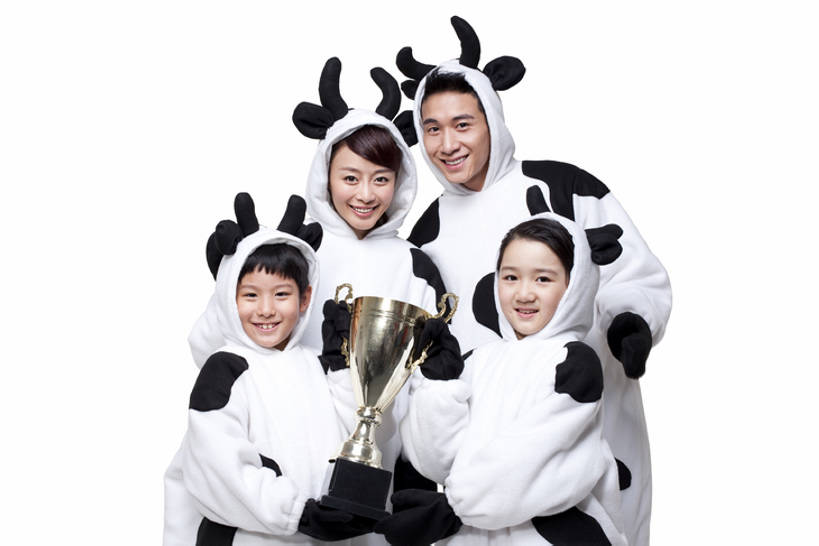 东方人,儿童,四个人,家庭,夫妻,丈夫,妻子,父母,母亲,父亲,女儿,儿子,兄弟,姐妹,站,笑,微笑,露齿笑,横图,室内,留白,白色背景,正面,民族服装,爱情,快乐,兴奋,幸福,纯洁,成功,合作,牛,北京,中国,亚洲,花纹,服装,庆祝,并排,乳牛,古典,浪漫,拿着,注视,文化,传统,小孩,衣服,动物,观察,看,温暖,温馨,父子,母子,一家人,家畜,恩爱,父爱,可爱,母爱,童年,童趣,搭,恋人,摄影,服饰,牲畜,影棚,观看,古装,和睦,察看,享乐,成就,搭着,关爱,关注,摄影棚,斑纹,肖像,童真,东亚,烂漫,无邪,陪同,韵味,陪伴,获胜,天真,团结,男孩,男人,男性,年轻男性,年轻女性,女孩,女人,女性,亚洲人,中国人,孩子,年轻人,夫妇,情侣,奶牛,半身,彩图,影棚拍摄,传统服装,民俗服,装扮,爱,欢乐,深情,拍摄,伴侣,融洽,男生,伴随,荷斯坦牛,bj175