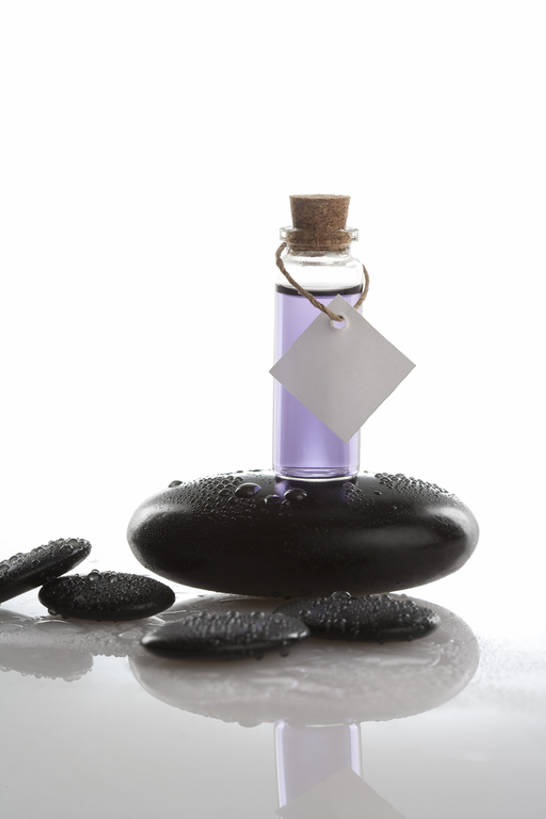 无人,美容院,竖图,特写,留白,白色背景,按摩,化妆,美容,美景,静物,护肤,透明,标签,景观,水滴,自然,精油,瓶子,香薰,保养,享受,休闲,健康,鹅卵石,景色,放松,SPA水疗,保健,芳香疗法,温泉浴场,摄影,影棚,医疗,简单,化妆用品,自然风光,摄影棚,华贵,舒心,舒缓,香薰精油,纯净,养颜,替代疗法,减压,香薰疗法,植物精油,芳香植物,芳香油,挥发油,香精油,矿泉疗养地,彩图,影棚拍摄,水疗,拍摄,SPA美容,bj175