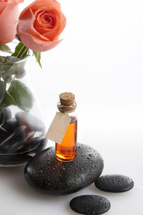 无人,美容院,竖图,特写,留白,白色背景,按摩,化妆,美容,美景,静物,玻璃,护肤,透明,标签,景观,水滴,花,自然,精油,瓶子,香薰,保养,享受,休闲,健康,鹅卵石,景色,放松,SPA水疗,保健,芳香疗法,温泉浴场,摄影,影棚,医疗,简单,化妆用品,自然风光,摄影棚,华贵,舒心,舒缓,香薰精油,纯净,养颜,替代疗法,减压,香薰疗法,植物精油,芳香植物,芳香油,挥发油,香精油,矿泉疗养地,彩图,影棚拍摄,水疗,拍摄,SPA美容,bj175