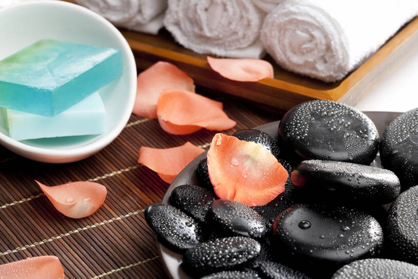 无人,美容院,横图,特写,按摩,化妆,美容,美景,静物,护肤,景观,水滴,花,花瓣,自然,精油,香薰,肥皂,肥皂盒,毛巾,保养,享受,休闲,健康,鹅卵石,景色,放松,SPA水疗,保健,芳香疗法,温泉浴场,摄影,医疗,简单,化妆用品,自然风光,华贵,舒心,舒缓,香薰精油,纯净,养颜,替代疗法,减压,香薰疗法,植物精油,芳香植物,芳香油,挥发油,香精油,矿泉疗养地,彩图,水疗,SPA美容,bj175