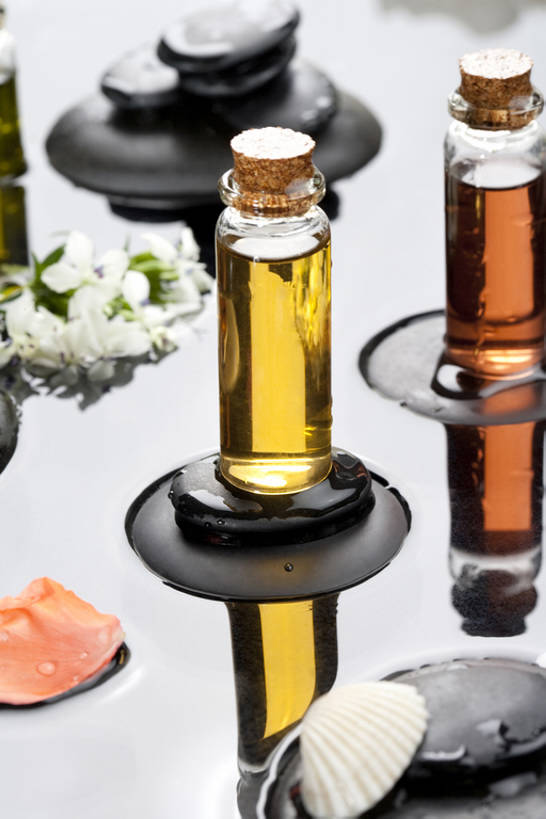 无人,美容院,竖图,特写,白色背景,按摩,化妆,美容,美景,静物,玻璃,护肤,透明,景观,花,自然,精油,瓶子,香薰,保养,享受,休闲,健康,鹅卵石,景色,放松,SPA水疗,保健,芳香疗法,温泉浴场,摄影,医疗,简单,化妆用品,自然风光,华贵,舒心,舒缓,香薰精油,纯净,养颜,替代疗法,减压,香薰疗法,植物精油,芳香植物,芳香油,挥发油,香精油,矿泉疗养地,彩图,水疗,SPA美容,bj175