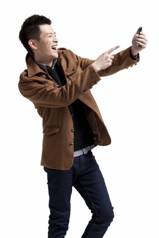 东方人,成年人,一个人,举,笑,微笑,露齿笑,竖图,白色背景,侧面,时尚,快乐,通讯,兴奋,信心,互联网,技术,手机,中国,亚洲,仅一个男性,仅一个人,服装,拿着,牛仔裤,休闲装,外套,刺激,仅一个年轻男性,衣服,手势,休闲,舒服,活力,服饰,生活方式,惊奇,幽默,便利,夹克,酷,享乐,衣着,愉悦,夹克衫,穿着,近景,发短信,瞄准,下载,网上冲浪,智能手机,东亚,衣饰,无线电技术,茄克,无忧无虑,男人,男性,年轻男性,亚洲人,中国人,年轻人,秋天,外衣,彩图,影棚拍摄,欢乐,短外衣,打手势,态度,一见钟情,bj175