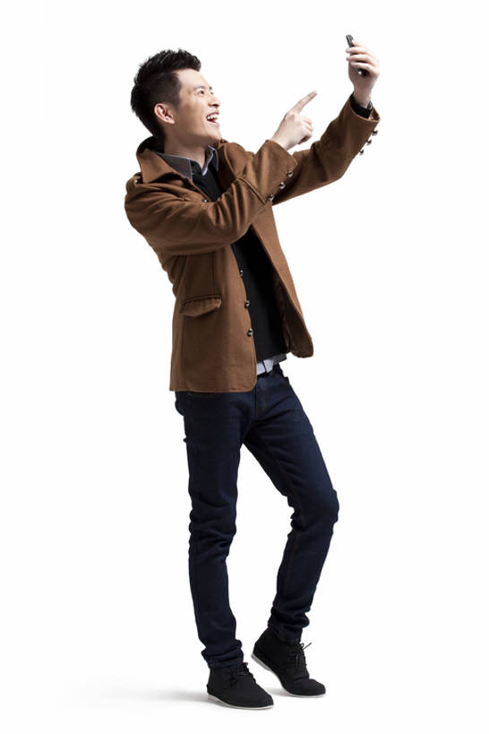 东方人,成年人,一个人,站,举,笑,微笑,露齿笑,竖图,白色背景,侧面,时尚,快乐,通讯,兴奋,信心,互联网,技术,手机,中国,亚洲,仅一个男性,仅一个人,服装,拿着,牛仔裤,休闲装,外套,刺激,仅一个年轻男性,衣服,手势,休闲,舒服,活力,服饰,生活方式,惊奇,幽默,便利,夹克,酷,享乐,衣着,愉悦,夹克衫,穿着,发短信,瞄准,下载,网上冲浪,智能手机,东亚,衣饰,无线电技术,茄克,无忧无虑,男人,男性,年轻男性,亚洲人,中国人,年轻人,秋天,外衣,彩图,全身,影棚拍摄,欢乐,短外衣,打手势,态度,一见钟情,bj175