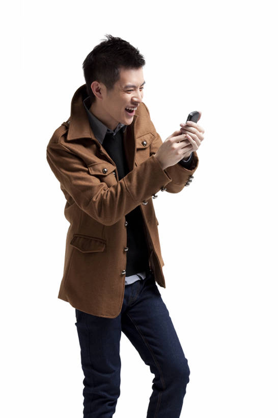 东方人,成年人,一个人,站,笑,微笑,露齿笑,竖图,留白,白色背景,侧面,时尚,快乐,通讯,信心,互联网,技术,手机,中国,亚洲,仅一个男性,仅一个人,服装,触摸屏,拿着,注视,牛仔裤,休闲装,外套,仅一个年轻男性,衣服,观察,看,休闲,舒服,读书,服饰,生活方式,观看,察看,便利,夹克,酷,享乐,衣着,愉悦,夹克衫,穿着,关注,近景,发短信,下载,网上冲浪,智能手机,东亚,衣饰,无线电技术,茄克,无忧无虑,男人,男性,年轻男性,亚洲人,中国人,年轻人,秋天,外衣,触摸,彩图,影棚拍摄,短外衣,态度,一见钟情,bj175