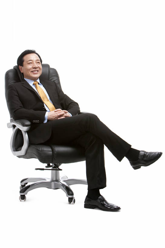 微笑,竖图,留白,白色背景,正面,衬衫,商务,智慧,骄傲,成功,信心,椅子