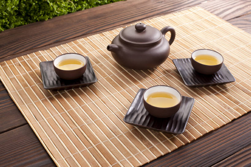 无人,横图,特写,留白,茶,桌子,静物,壶,木纹,绿茶,茶道,饮食,饮料,花茶,四个,放松,摄影,紫砂壶,竹简,中国文化,烧水壶,热饮,东亚文化,茶杯,彩图,影棚拍摄,bj175