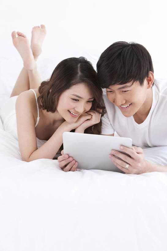 东方人,成年人,两个人,家庭,夫妻,丈夫,妻子,家,微笑,竖图,室内,白天,正面,长时间曝光,爱情,快乐,满意,幸福,纯洁,电脑,笔记本电脑,互联网,技术,床,卧室,北京,日光,中国,亚洲,睡衣,服装,并排,网络,背心,触摸屏,浪漫,联系,T恤,拿着,休闲装,通讯设备,衣服,白色,趴着,温暖,温馨,一家人,恩爱,放松,可爱,乐趣,童年,童趣,恋人,摄影,服饰,生活方式,和睦,便利,无线,优美,享乐,简单,衣着,早晨,穿着,通信设备,无线网络,网上冲浪,家居服,曝光,无线上网,便携式电脑,童真,平板电脑,东亚,烂漫,无邪,陪同,寝衣,衣饰,无线电技术,陪伴,异性恋,天真,手提电脑,男人,男性,年轻男性,年轻女性,女人,女性,亚洲人,中国人,年轻人,夫妇,情侣,休闲活动,盘着腿坐,彩图,全身,伴侣,融洽,伴随,bj175
