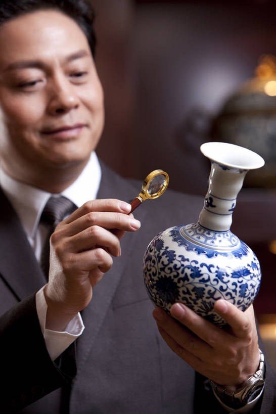 东方人,成年人,中年人,老年人,一个人,站,微笑,竖图,室内,特写,正面,商务,奢侈,满意,信心,技术,花瓶,北京,中国,亚洲,仅一个男性,仅一个人,仅一个中年男性,套装,检查,艺术,分析,材料,瓷器,放大镜,豪华,拿着,娱乐,商贩,会所,蓝色,白色,思考,财富,俱乐部,摄影,生活方式,古董,技巧,华丽,权威,专心,享乐,中国文化,华贵,手艺,东亚,欧洲文化,富丽,华美,技能,技艺,判断,老年男性,男人,男性,中年男性,亚洲人,中国人,商人,彩图,妙技,传统文化,本领,华侈,奢华,头等舱,上层阶级,社交,bj175