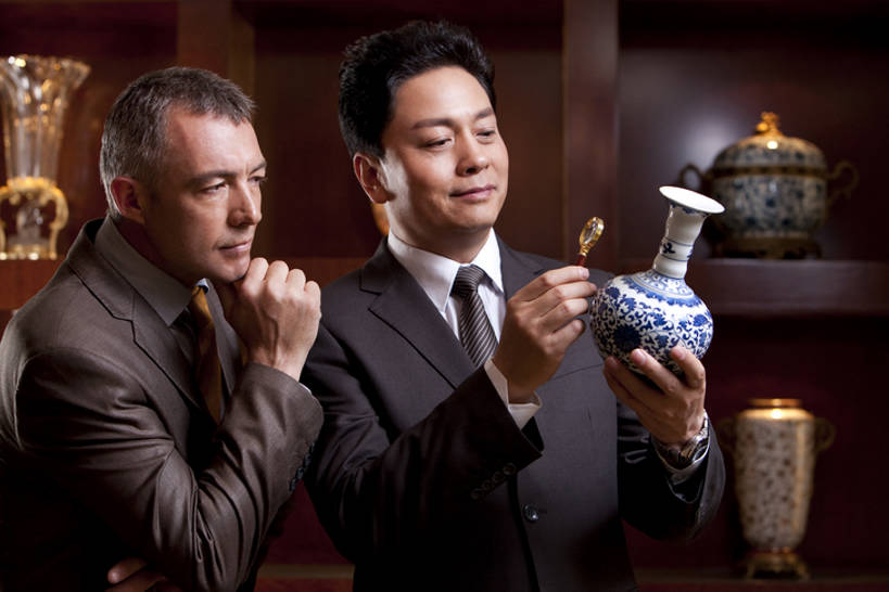 东方人,西方人,成年人,中年人,老年人,两个人,商务人士,商务男性,站,微笑,横图,室内,正面,衬衫,商务,奢侈,满意,信心,技术,花瓶,北京,欧洲,中国,欧洲人,亚洲,撑,套装,检查,艺术,分析,材料,放大镜,豪华,拿着,托腮,娱乐,商贩,会所,蓝色,白色,托,思考,想,财富,俱乐部,摄影,生活方式,古董,技巧,华丽,权威,专心,享乐,中国文化,托下巴,华贵,出示,手艺,商务装,工薪阶层,东亚,欧洲文化,富丽,华美,技能,技艺,判断,老年男性,男人,男性,白种人,亚洲人,中国人,白领,商人,上班族,半身,彩图,衬衣,妙技,传统文化,本领,华侈,奢华,头等舱,上层阶级,白色人种,社交,好奇心,bj175