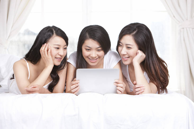 东方人,成年人,一个人,三个人,家,躺,笑,微笑,露齿笑,横图,室内,特写,正面,快乐,友谊,幸福,分享,电脑,笔记本电脑,互联网,窗户,窗帘,床,卧室,北京,中国,亚洲,仅一个年轻女性,仅一个女性,仅一个人,撑,内衣,睡衣,并排,网络,拿着,托腮,通讯设备,现代,白色,看,趴着,托,休闲,放松,乐趣,摄影,生活方式,观看,活动,便利,无线,舒适,享乐,迷人,托下巴,通信设备,无线网络,网上冲浪,无线上网,便携式电脑,平板电脑,东亚,陪同,无线电技术,陪伴,无忧无虑,手提电脑,年轻女性,女人,女性,亚洲人,中国人,年轻人,长发,休闲活动,彩图,欢乐,闺密,挨着,伴随,bj175