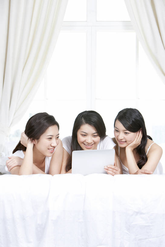 东方人,成年人,一个人,三个人,家,躺,笑,微笑,露齿笑,竖图,室内,正面,快乐,友谊,幸福,分享,电脑,笔记本电脑,互联网,窗户,窗帘,床,卧室,北京,中国,亚洲,仅一个年轻女性,仅一个女性,仅一个人,撑,内衣,睡衣,并排,网络,拿着,托腮,通讯设备,现代,白色,看,趴着,托,休闲,放松,乐趣,摄影,生活方式,观看,活动,便利,无线,舒适,享乐,迷人,托下巴,通信设备,无线网络,网上冲浪,无线上网,便携式电脑,平板电脑,东亚,陪同,无线电技术,陪伴,无忧无虑,手提电脑,年轻女性,女人,女性,亚洲人,中国人,年轻人,长发,休闲活动,彩图,欢乐,闺密,挨着,伴随,bj175