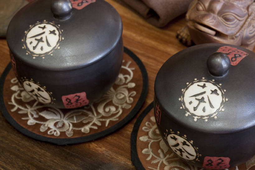 无人,横图,室内,特写,桌子,静物,北京,中国,亚洲,装饰,符号,席子,陶瓷制品,古典,传统,两个,容器,工艺品,茶馆,陶器,财富,摄影,中国茶,中国文化,古典风格,东亚,东亚文化,彩图,传统文化,茶叶盒,bj175