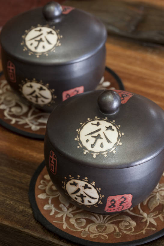 无人,竖图,室内,特写,桌子,静物,北京,中国,亚洲,装饰,席子,陶瓷制品,古典,传统,两个,容器,工艺品,茶馆,陶器,摄影,中国茶,中国文化,古典风格,东亚,东亚文化,彩图,传统文化,茶叶盒,bj175