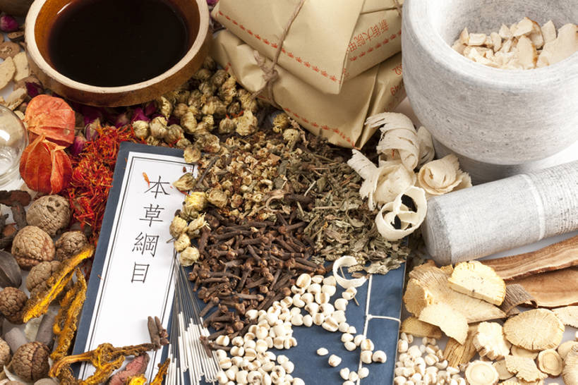 无人,医生,横图,俯视,特写,留白,白色背景,化妆,美容,技术,灵芝,静物,北京,中国,亚洲,许多,护肤,药,准备,堆叠,丰富,检查,干燥,包裹,材料,瓷器,文字,液体,纸,草药,药草,陶瓷制品,很多,古典,历史,芭蕉,针,传统,古代,药水,医疗用品,碗,红花,医护人员,医疗人员,保养,享受,休闲,健康,汉字,放松,保健,摄影,药房,有机食品,多样,技巧,堆,体检,研磨,医疗,准确,草本,中国文化,手艺,医疗器械,针灸,研磨器,选择,干的,营养品,薏米,中医,东亚,养颜,针灸针,古远,技能,技艺,针灸师,甘菊花,拔罐,黄连,丁香,大夫,书,彩图,高角度拍摄,影棚拍摄,妙技,SPA美容,木通,传统文化,本领,汉医,成分,草果,体格检查,bj175
