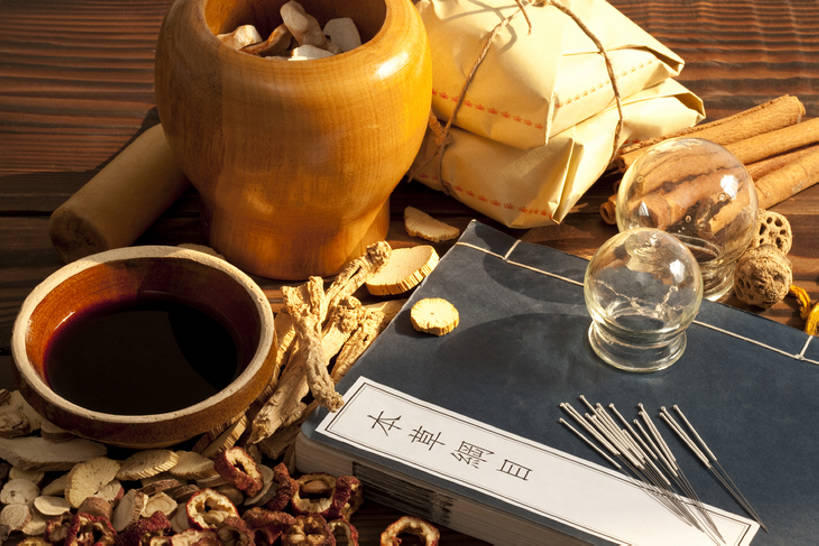 无人,医生,横图,化妆,美容,技术,静物,北京,中国,亚洲,护肤,药,准备,堆叠,检查,干燥,木制,包裹,材料,瓷器,文字,液体,纸,草药,药草,陶瓷制品,光亮,肉桂,古典,历史,针,传统,古代,药水,医疗用品,碗,医护人员,医疗人员,保养,享受,休闲,健康,汉字,山楂树,放松,保健,摄影,药房,有机食品,多样,技巧,堆,体检,研磨,医疗,准确,草本,中国文化,手艺,医疗器械,针灸,研磨器,选择,干的,营养品,中医,东亚,养颜,针灸针,古远,技能,技艺,针灸师,拔罐,黄连,党参,大夫,书,彩图,影棚拍摄,妙技,SPA美容,木通,传统文化,本领,汉医,成分,草果,体格检查,bj175