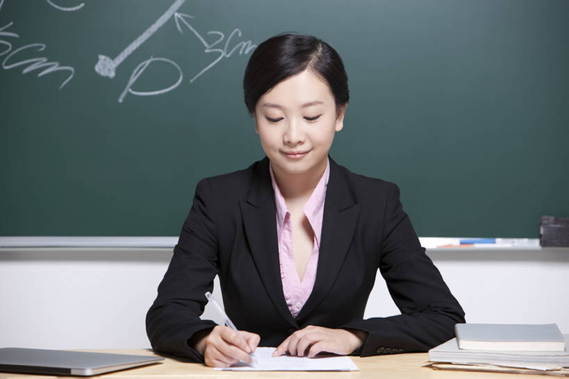 东方人,成年人,一个人,教师,坐,微笑,横图,室内,白天,留白,正面,快乐,智慧,信心,笔记本电脑,技术,北京,中国,亚洲,仅一个年轻女性,仅一个女性,仅一个人,写,准备,套装,正装,办公用品,教育,注视,文具,教科书,学习用品,黑板,观察,看,职业,教室,家庭作业,摄影,生活方式,观看,指导,技巧,文具用品,权威,察看,知识,关爱,关注,数学,努力,手艺,东亚,责任,贡献,技能,技艺,认真,年轻女性,女人,女性,亚洲人,中国人,年轻人,讲师,书,半身,彩图,大学,小学,妙技,本领,多媒体,校对,培训师,bj175
