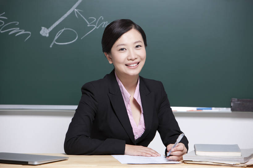 东方人,成年人,一个人,教师,坐,笑,微笑,露齿笑,横图,室内,白天,留白,正面,快乐,幸福,智慧,信心,笔记本电脑,技术,北京,中国,亚洲,仅一个年轻女性,仅一个女性,仅一个人,写,准备,套装,正装,办公用品,教育,注视,文具,教科书,学习用品,黑板,观察,看,职业,教室,家庭作业,摄影,生活方式,观看,指导,技巧,文具用品,察看,知识,关爱,关注,数学,努力,手艺,东亚,责任,贡献,技能,技艺,年轻女性,女人,女性,亚洲人,中国人,年轻人,讲师,书,半身,彩图,大学,小学,妙技,本领,多媒体,校对,培训师,bj175