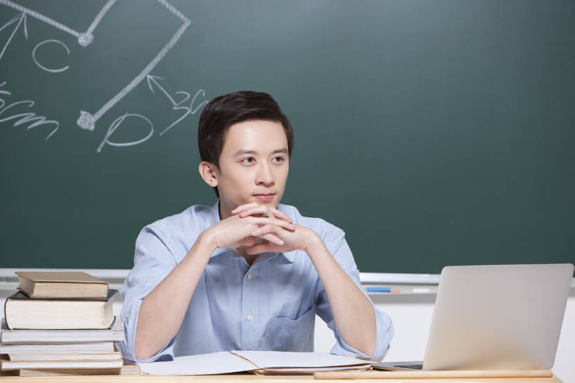 东方人,成年人,一个人,教师,坐,握手,横图,室内,白天,留白,正面,衬衫,智慧,信心,笔记本电脑,互联网,技术,北京,中国,亚洲,仅一个男性,仅一个人,许多,撑,准备,堆叠,正装,办公用品,很多,教育,联系,托腮,文具,仅一个年轻男性,教科书,学习用品,黑板,托,职业,教室,思考,想,摄影,生活方式,指导,技巧,文具用品,权威,便利,专心,知识,关爱,数学,托下巴,努力,手艺,东亚,无线电技术,责任,贡献,技能,技艺,认真,男人,男性,年轻男性,亚洲人,中国人,年轻人,书,搀手,拉手,手拉手,手握手,半身,彩图,大学,小学,妙技,本领,多媒体,培训师,bj175