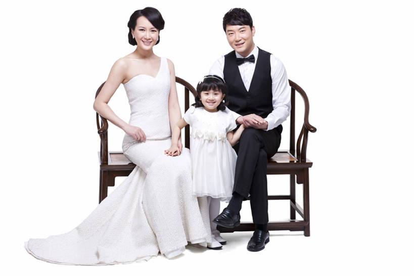 东方人,儿童,成年人,中年人,三个人,家庭,父母,母亲,父亲,女儿,儿子,站,坐,笑,微笑,露齿笑,横图,留白,白色背景,正面,晚礼服,快乐,幸福,纯洁,复古,成功,信心,椅子,北京,中国,亚洲,连接,套装,服装,正装,领结,木椅,古典,二郎腿,注视,休闲装,历史,文化,文物,现代,传统,小孩,衣服,工艺品,观察,看,站着,休闲,温暖,温馨,一家人,休闲服,可爱,童年,童趣,财富,摄影,服饰,影棚,生长,生活方式,古董,观看,红木,马甲,礼节,协调,和睦,察看,珍贵,高雅,扶手椅,享乐,风格,贵族,古物,成就,关爱,关注,发髻,中国文化,摄影棚,亲情,华贵,肖像,古典风格,童真,古玩,东亚,烂漫,无邪,发展,陪同,陪伴,天真,男孩,男人,男性,年轻女性,女孩,女人,女性,中年男性,亚洲人,中国人,孩子,年轻人,全家福,手牵手,站立,彩图,全身,影棚拍摄,晚宴服,舞会服,洋服,洋装,夜礼服,爱,欢乐,拍摄,魅力,融洽,男生,传统文化,上层阶级,明式家具,挨着,伴随,圈椅,bj175