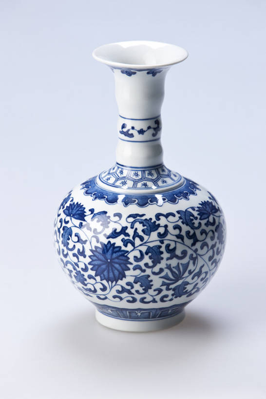 无人,竖图,特写,留白,奢侈,静物,花瓶,中国,亚洲,花纹,灰色背景,形状,对称,艺术,装饰,材料,瓷器,陶瓷制品,艺术品,古典,豪华,历史,传统,古代,一个,蓝色,白色,容器,装饰物,工艺品,国宝,摄影,单个,古董,青花瓷,华丽,光滑,珍贵,高雅,风格,中国文化,手艺,古典风格,东亚,远古,收集,富丽,细腻,平滑,华美,式样,完美,设计,彩图,影棚拍摄,传统文化,华侈,奢华,过去,bj175