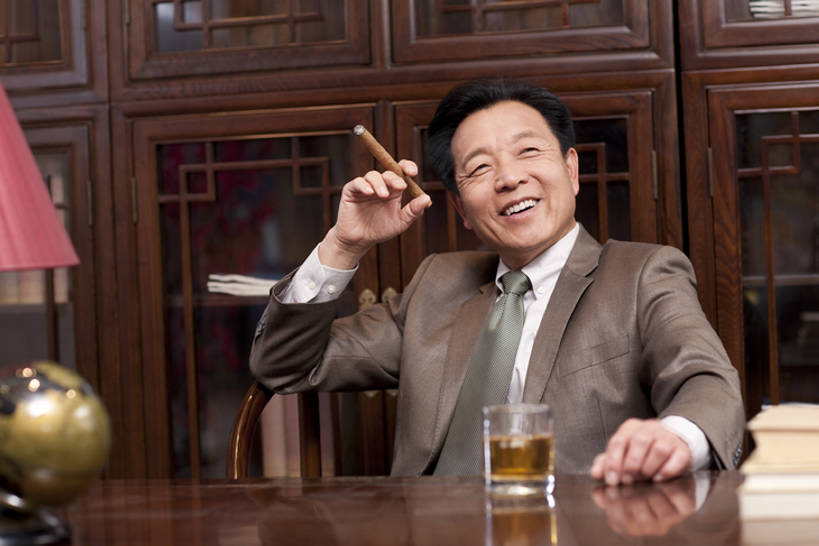 威士忌,黄酒,东方人,成年人,老年人,一个人,商务人士,商务男性,办公室,坐,笑,吸烟,微笑,露齿笑,横图,室内,正面,衬衫,商务,快乐,幸福,智慧,骄傲,复古,成功,信心,书房,书架,桌子,椅子,北京,中国,亚洲,仅一个男性,仅一个人,套装,正装,木制,眼镜,冰块,领带,白兰地,伏特加,酒类,古典,拿着,架子,酒,饮料,仅一个老年男性,职业,休闲,雪茄,放松,财富,摄影,生活方式,珍贵,领导,高雅,享乐,风格,贵族,经理,成就,中国文化,华贵,肖像,商务装,古典风格,工薪阶层,东亚,判断,把握,老年男性,男人,男性,亚洲人,中国人,白领,上班族,书,烟草,休闲活动,半身,彩图,衬衣,尝,首席执行官,上层阶级,掌控,bj175