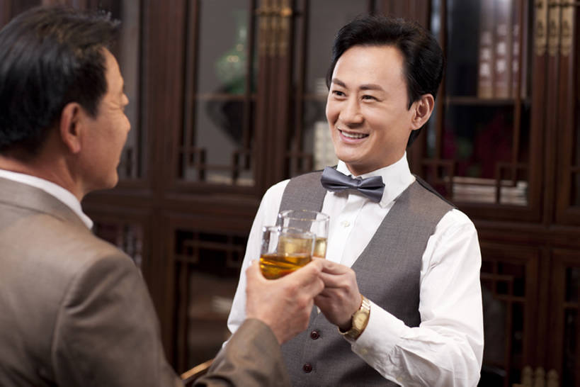 威士忌,黄酒,东方人,成年人,中年人,老年人,两个人,同事,商务人士,商务男性,笑,微笑,露齿笑,横图,室内,侧面,衬衫,聚会,商务,奢侈,快乐,通讯,幸福,成功,合作,团队,集体,信心,技术,书房,书架,北京,中国,亚洲,套装,正装,欢呼,庆祝,领结,冰块,聚餐,白兰地,伏特加,酒类,豪华,拿着,娱乐,队伍,饮食,会所,酒,饮料,职业,休闲,面对面,放松,乐趣,财富,俱乐部,摄影,生活方式,技巧,马甲,华丽,领导,享乐,经理,成就,中国文化,华贵,手艺,商务装,合伙,领袖,工薪阶层,东亚,陪同,陈列柜,富丽,华美,贵宾室,技能,技艺,陪伴,判断,老年男性,男人,男性,中年男性,亚洲人,中国人,白领,上班族,休闲活动,说话,半身,彩图,衬衣,欢乐,妙技,办公室职员,本领,华侈,奢华,尝,首席执行官,上层阶级,上流社会,社交,挨着,伴随,bj175