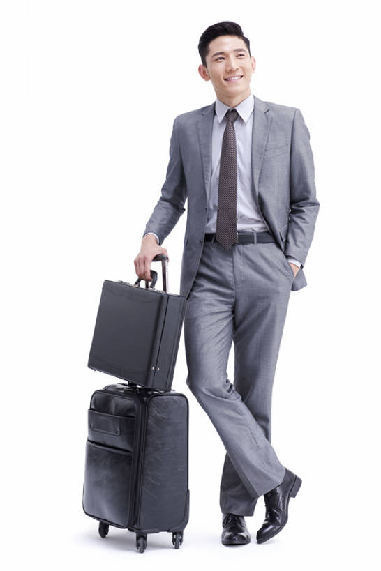 东方人,成年人,一个人,商务人士,商务男性,站,笑,微笑,露齿笑,竖图,留白,白色背景,正面,衬衫,商务,快乐,幸福,信心,手提箱,北京,中国,亚洲,仅一个男性,仅一个人,行人,游客,游人,套装,正装,拉杆箱,旅行箱,领带,拿着,路人,旅客,仅一个年轻男性,行李,行李箱,箱子,职业,放松,摄影,影棚,生活方式,出差,摄影棚,商务装,手插袋,工薪阶层,东亚,过客,无忧无虑,男人,男性,年轻男性,亚洲人,中国人,年轻人,白领,上班族,插兜,手插兜,彩图,全身,影棚拍摄,衬衣,旅行,拍摄,办公室职员,手抄兜,商务旅行,bj175