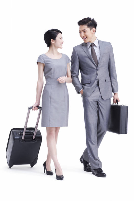 东方人,成年人,两个人,同事,商务人士,商务男性,商务女性,笑,微笑,露齿笑,竖图,留白,白色背景,侧面,衬衫,商务,快乐,友谊,幸福,成功,合作,团队,集体,信心,手提箱,北京,中国,亚洲,行人,游客,游人,套装,正装,并排,拉杆箱,旅行箱,领带,队伍,路人,旅客,行李,行李箱,箱子,职业,面对面,摄影,影棚,生活方式,出差,领导,成就,摄影棚,商务装,手插袋,合伙,领袖,工薪阶层,东亚,过客,男人,男性,年轻男性,年轻女性,女人,女性,亚洲人,中国人,年轻人,白领,上班族,步行,插兜,手插兜,说话,彩图,全身,影棚拍摄,衬衣,旅行,拍摄,办公室职员,手抄兜,商务旅行,挨着,bj175
