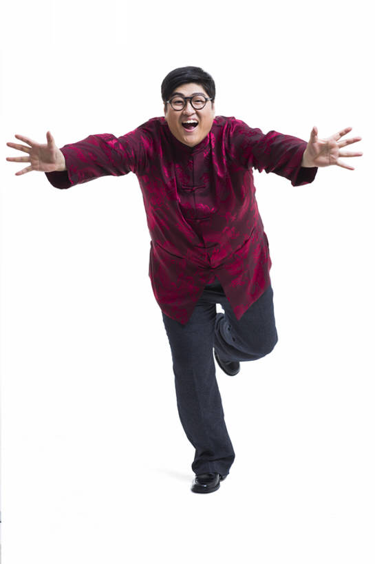 东方人,成年人,一个人,跑,笑,微笑,露齿笑,竖图,留白,抠图,白色背景,正面,快乐,兴奋,幸福,北京,中国,春节,亚洲,仅一个男性,仅一个人,追赶,风俗,节日,庆祝,眼镜,注视,传统,刺激,仅一个年轻男性,红色,观察,看,脂肪,活力,精神,乐趣,伸手,摄影,观看,幽默,察看,享乐,仪式,关注,中国文化,肖像,典礼,东亚,元旦,制度,男人,男性,年轻男性,亚洲人,中国人,年轻人,张开手臂,彩图,全身,影棚拍摄,传统服装,欢乐,唐装,传统文化,传统节日,bj175